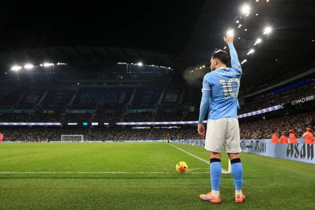 4th January 2026; Etihad Stadium, Manchester, Lancashire, England; Premier League Football, Manchester City versus Chelsea; Rayan Cherki of Manchester City prepares to take a free kick  DavidxBlunsden