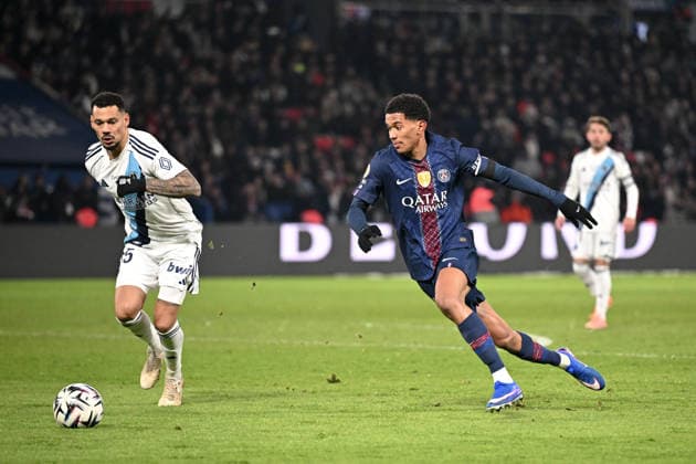 Paris Saint-Germain v Paris FC - Ligue 1 McDonald s 2025 2026 15 Timothee KOLODZIEJCZAK (pfc) - 24 Senny MAYULU (psg) during the Ligue 1 McDonald s match between Paris Saint-Germain and Paris FC at Parc des Princes on January 4, 2026 in Paris, France. Paris France  Copyright: xFEPx 776348245