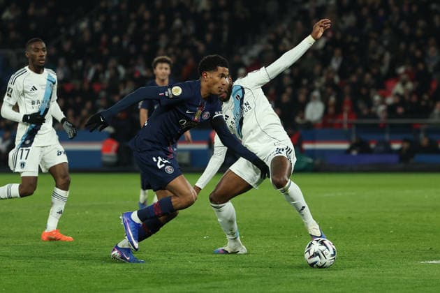 FBL-FRA-LIGUE1-Paris Saint Germain - Paris FC Senny Mayulu (Paris Saint-Germain), Otavio (Paris FC) during the French L1 football match between Paris Saint Germain (PSG) and Paris FC at Parc des Princes on January 04, 2026 in Paris France Copyright: JoaquimxFerreira