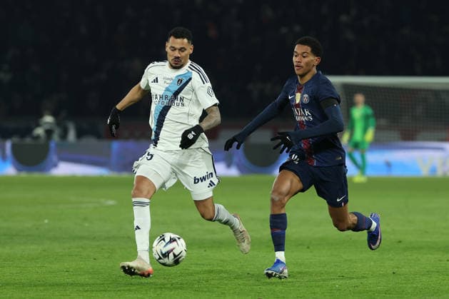 FBL-FRA-LIGUE1-Paris Saint Germain - Paris FC Timothee Kolodziejczak (Paris FC), Senny Mayulu (Paris Saint-Germain) during the French L1 football match between Paris Saint Germain (PSG) and Paris FC at Parc des Princes on January 04, 2026 in Paris France Copyright: JoaquimxFerreira