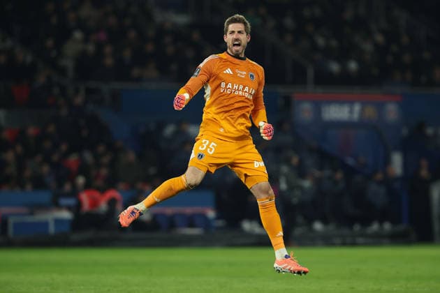 FBL-FRA-LIGUE1-Paris Saint Germain - Paris FC golakeeper Kevin Trapp (Paris FC) celebrat the Goal 1:1 during the French L1 football match between Paris Saint Germain (PSG) and Paris FC at Parc des Princes on January 04, 2026 in Paris France Copyright: JoaquimxFerreira