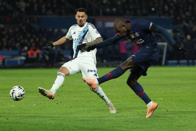 FBL-FRA-LIGUE1-Paris Saint Germain - Paris FC Timothee Kolodziejczak (Paris FC), Nuno Mendes (Paris Saint-Germain) during the French L1 football match between Paris Saint Germain (PSG) and Paris FC at Parc des Princes on January 04, 2026 in Paris France Copyright: JoaquimxFerreira