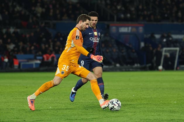 FBL-FRA-LIGUE1-Paris Saint Germain - Paris FC golakeeper Kevin Trapp (Paris FC), Goncalo Ramos (Paris Saint-Germain) during the French L1 football match between Paris Saint Germain (PSG) and Paris FC at Parc des Princes on January 04, 2026 in Paris France Copyright: JoaquimxFerreira