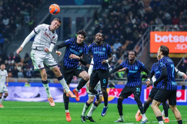 FC Internazionale vs Bologna FC - Serie A 2025 26 - 04 01 2026 Emil Holm of Bologna FC seen in action with Alessandro Bastoni of FC Internazionale during Serie A 2025 26 football match between FC Internazionale and Bologna FC at San Siro Stadium in Milan Copyright: xBEAUTIFULxSPORTS Carabellix