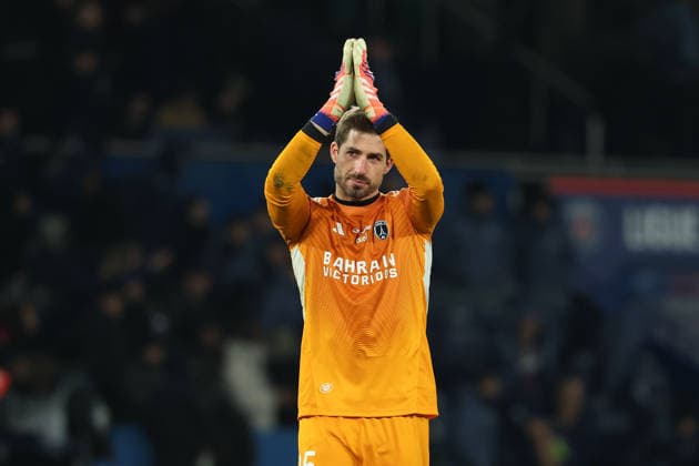 FBL-FRA-LIGUE1-Paris Saint Germain - Paris FC golakeeper Kevin Trapp (Paris FC) applauds the fans, dissapointed after the French L1 football match between Paris Saint Germain (PSG) and Paris FC at Parc des Princes on January 04, 2026 in Paris France Copyright: JoaquimxFerreira