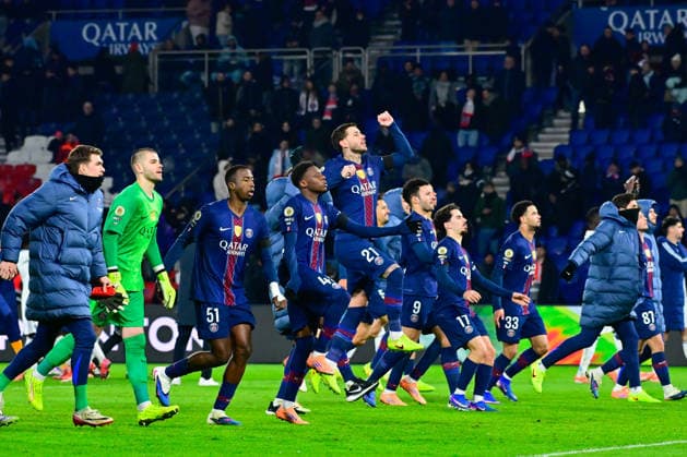 FOOTBALL : PSG vs PFC - Ligue1 - 04 01 2026 PSG players celebrate their side s victory after during the Ligue 1 match between Paris Saint Germain and Paris Football Club at Parc Des Princes on January 04 , 2026 in Paris, France. ( Photo by Federico Pestelini PsnewZ ) - ParisFrance  Copyright: xFedericoxPestelinix