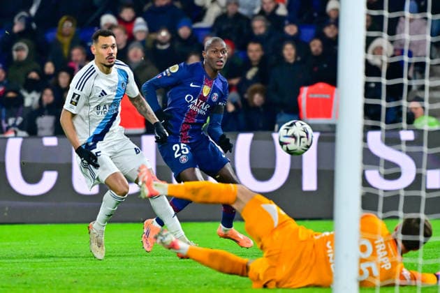 FOOTBALL : PSG vs PFC - Ligue1 - 04 01 2026 TAVARES Nuno MENDES ( 25 - PSG ) and Timothee Kolodziejczak ( 15 - PFC ) during the Ligue 1 match between Paris Saint Germain and Paris Football Club at Parc Des Princes on January 04 , 2026 in Paris, France. ( Photo by Federico Pestelini PsnewZ ) - ParisFrance  Copyright: xFedericoxPestelinix
