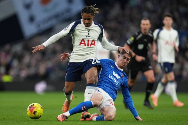 Premier League Tottenham Hotspur v Sunderland Trai Hume of Sunderland tackles Wilson Odobert of Tottenham Hotspur during the Premier League match Tottenham Hotspur vs Sunderland at Tottenham Hotspur Stadium, London, United Kingdom, 4th January 2026 (Photo by Harvey Murphy News Images) Copyright: xHarveyxMurphy NewsxImagesx