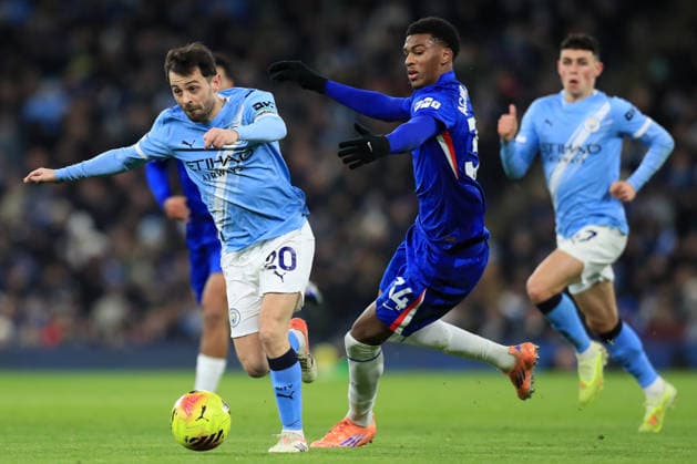 4th January 2026; Etihad Stadium, Manchester, Lancashire, England; Premier League Football, Manchester City versus Chelsea; Bernardo Silva of Manchester City beats Josh Acheampong of Chelsea  DavidxBlunsden