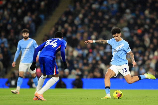 4th January 2026; Etihad Stadium, Manchester, Lancashire, England; Premier League Football, Manchester City versus Chelsea; Nico O& x2019;Reilly of Manchester City passes the ball under pressure from Josh Acheampong of Chelsea  DavidxBlunsden