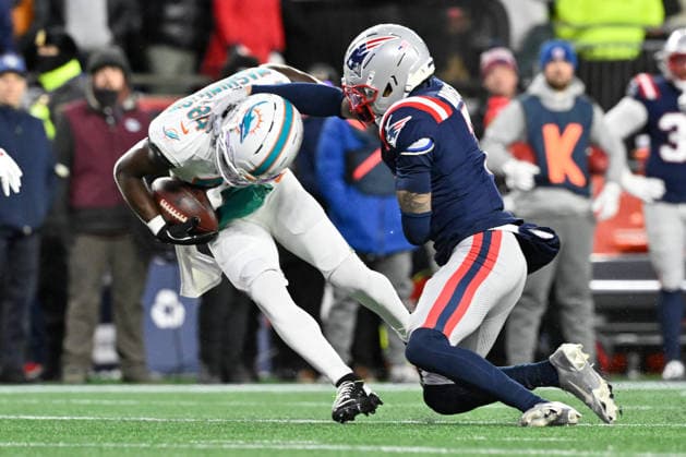 Jan 4, 2026; Foxboro, Massachusetts, USA; New England Patriots cornerback Carlton Davis III (7) tackles Miami Dolphins wide receiver Tahj Washington (84) during the first half at Gillette Stadium, in Foxborough, Massachusetts. CSM Foxborough USA - ZUMAc04_ 20260104_faf_c04_008 Copyright: xEricxCanhax