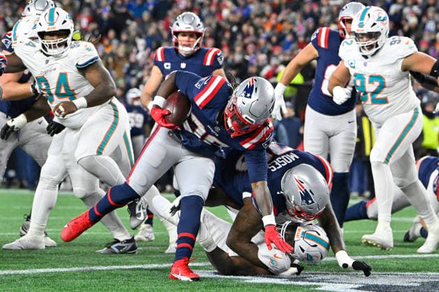 Jan 4, 2026; Foxboro, Massachusetts, USA; New England Patriots running back Rhamondre Stevenson (38) runs for a touchdown against the Miami Dolphins during the first half at Gillette Stadium, in Foxborough, Massachusetts. CSM Foxborough USA - ZUMAc04_ 20260104_faf_c04_013 Copyright: xEricxCanhax