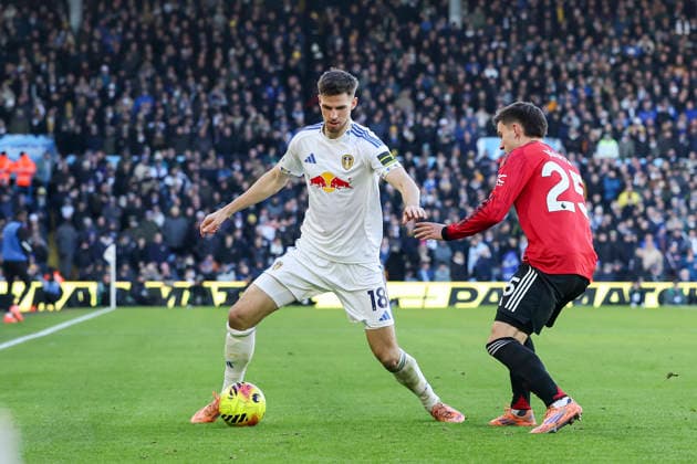 Leeds United v Manchester United, ManU Premier League Leeds United midfielder Anton Stach (18) battles with Manchester United midfielder Manuel Ugarte (25) during the Leeds United v Manchester United Premier League match at Elland Road, Leeds, England on 4 January 2026 Credit: Phil Duncan Every Second Media Editorial use only. All images are copyright Every Second Media Limited. No images may be reproduced without prior permission. All rights reserved. Premier League and Football League images are subject to licensing agreements with Football DataCo Limited. see https: www.football-dataco.com Copyright: xIMAGO EveryxSecondxMediax ESM-1736-0115 PhilxDuncanx xEveryxSecondxMediax