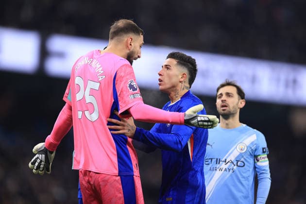 Football - Premier League - Manchester City v Chelsea 4th January 2026 - Premier League - Manchester City v Chelsea - Enzo Fernandez of Chelsea squares up to Manchester City goalkeeper Gianluigi Donnarumma - Photo: Simon Stacpoole Offside. Manchester UK Copyright: xSimonxStacpoolexOffside