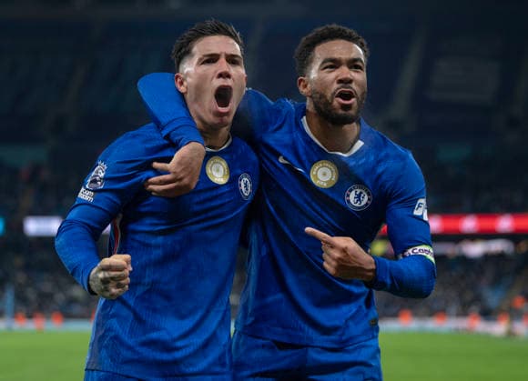 Manchester City v Chelsea - Premier League MANCHESTER, ENGLAND - JANUARY 4: Reece James of Chelsea celebrates with goalscorer Enzo Fernandez during the Premier League match between Manchester City and Chelsea at Etihad Stadium on January 4, 2026 in Manchester, England. Reece James; Enzo Fernandez Manchester Etihad Stadium England United Kingdom Copyright: xVisionhausx 776340551