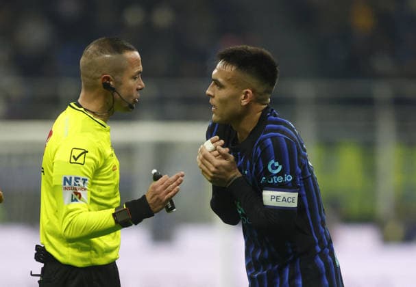 CALCIO - Serie A - Inter - FC Internazionale vs Bologna FC Refree and Lautaro Martinez of FC Inter during the Italian Serie A, 2025 26 season, football match between FC Inter and Bologna FC on 04 January 2026, at Giuseppe Meazza Stadium, San Siro, Milan, Italy. Photo Nderim KACELI Milan Italy  Copyright: xIPAxSport ABACAx