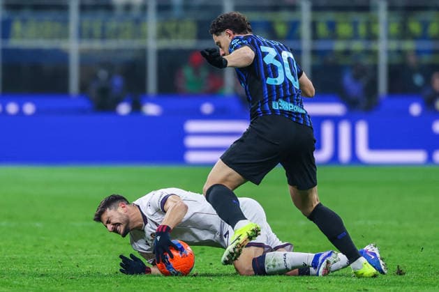 CALCIO - Serie A - Inter - FC Internazionale vs Bologna FC Riccardo Orsolini of Bologna FC competes for the ball with Carlos Augusto of FC Internazionale during Serie A 2025 26 football match between FC Internazionale and Bologna FC at San Siro Stadium in Milan Milan Italy  Copyright: xIPAxSport ABACAx