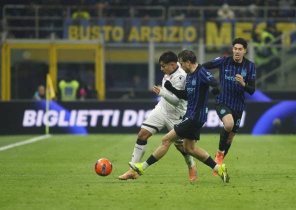 CALCIO - Serie A - Inter - FC Internazionale vs Bologna FC Santiago Castro of Bologna FC and Piotr Zieli?ski of FC Inter during the Italian Serie A, 2025 26 season, football match between FC Inter and Bologna FC on 04 January 2026, at Giuseppe Meazza Stadium, San Siro, Milan, Italy. Photo Nderim KACELI Milan Italy  Copyright: xIPAxSport ABACAx