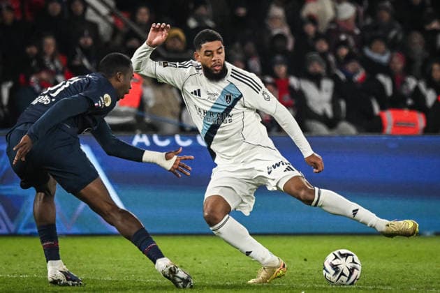 Ligue 1 PSG vs Paris FC - FA Paris FC forward Willem Geubbels fights for the ball during the French L1 football match between Paris Saint-Germain and Paris FC at the Parc des Princes stadium in Paris on January 4, 2026. Photo by Firas Abdullah ABACAPRESS.COM Paris Île-de-France France  Copyright: xAbdullahxFiras ABACAx