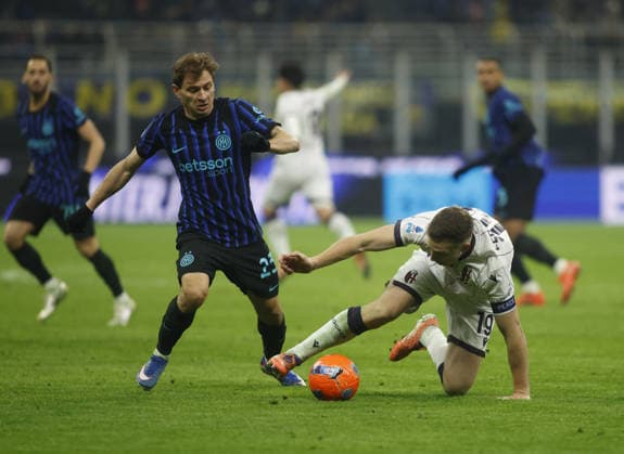 CALCIO - Serie A - Inter - FC Internazionale vs Bologna FC Lewis Ferguson of Bologna FC and Nicolo Barella of FC Inter during the Italian Serie A, 2025 26 season, football match between FC Inter and Bologna FC on 04 January 2026, at Giuseppe Meazza Stadium, San Siro, Milan, Italy. Photo Nderim KACELI Milan Italy  Copyright: xIPAxSport ABACAx