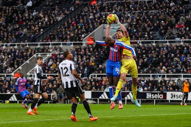 Newcastle United v Crystal Palace, Premier League Nick Pope Of Newcastle United gathers the ball ahead of Jean-Philippe Mateta Of Crystal Palace during the Newcastle United v Crystal Palace Premier League match at St. James Park, Newcastle Upon Tyne, England on 4 January 2026 Credit: Lee Keuneke Every Second Media Editorial use only. All images are copyright Every Second Media Limited. No images may be reproduced without prior permission. All rights reserved. Premier League and Football League images are subject to licensing agreements with Football DataCo Limited. see https: www.football-dataco.com Copyright: xIMAGO EveryxSecondxMediax ESM-1735-0171 LeexKeunekex xEveryxSecondxMediax