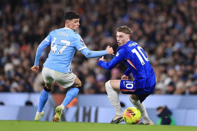 Football - Premier League - Manchester City v Chelsea 4th January 2026 - Premier League - Manchester City v Chelsea - Phil Foden of Manchester City battles with Cole Palmer of Chelsea - Photo: Simon Stacpoole Offside. Manchester UK Copyright: xSimonxStacpoolexOffside