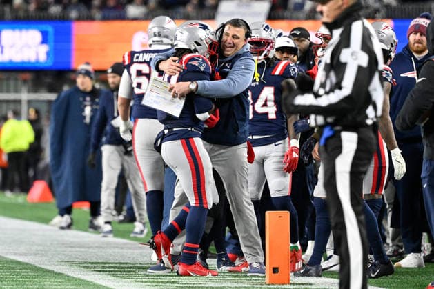 Jan 4, 2026; Foxboro, Massachusetts, USA; New England Patriots running back Rhamondre Stevenson (38) celebrates his touchdown against the Miami Dolphins with head coach Mike Vrabel during the second half at Gillette Stadium, in Foxborough, Massachusetts. CSM Foxborough USA - ZUMAc04_ 20260104_faf_c04_022 Copyright: xEricxCanhax