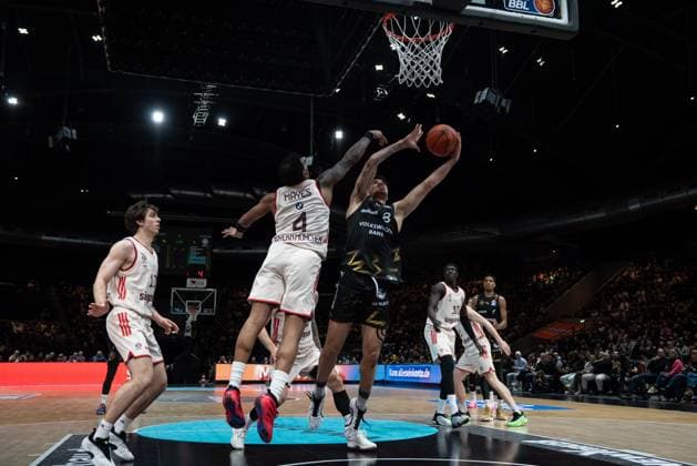 Spielaktion mit Justinian Jessup (10; FC Bayern Basketball), Wenyen Gabriel (32; FC Bayern Basketball) und David NGuessan (1; Basketball Löwen Braunschweig) Spielaktion mit Justinian Jessup (10; FC Bayern Basketball) und David NGuessan (1; Basketball Löwen Braunschweig)