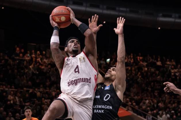 Spielaktion mit Xavier Rathan-Mayes (4; FC Bayern Basketball) und Adrian Worthy (0; Basketball Löwen Braunschweig) Xavier Rathan-Mayes (4; FC Bayern Basketball) mit Wurf gegen Adrian Worthy (0; Basketball Löwen Braunschweig)