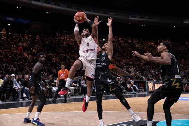Spielaktion mit Xavier Rathan-Mayes (4; FC Bayern Basketball) und David NGuessan (1; Basketball Löwen Braunschweig), Adrian Worthy (0; Basketball Löwen Braunschweig) sowie Barra Njie (13; Basketball Löwen Braunschweig) Spielaktion mit Xavier Rathan-Mayes (4; FC Bayern Basketball) und David NGuessan (1; Basketball Löwen Braunschweig)