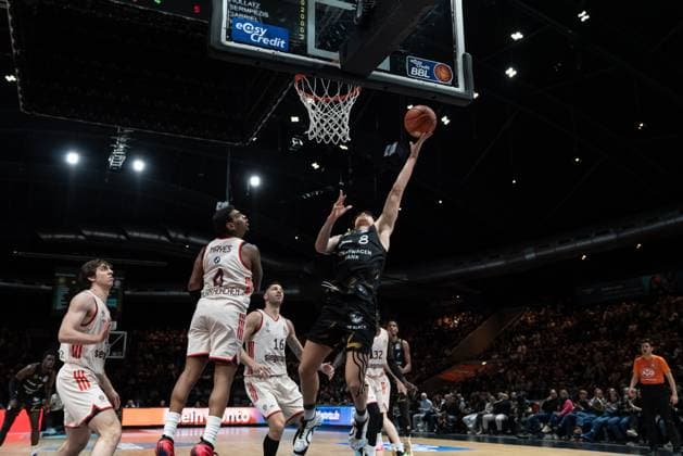 Spielaktion mit Joshua Obiesie (8, Basketball Löwen Braunschweig) am Korb und Xavier Rathan-Mayes (4; FC Bayern Basketball) und Justinian Jessup (10; FC Bayern Basketball) am Korb. Joshua Obiesie (8, Basketball Löwen Braunschweig) mit Layup