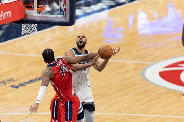 WASHINGTON, DC - JANUARY 04: Washington Wizards center Alex Sarr (20) fouls Minnesota Timberwolves center Rudy Gobert (27) during a game between Minnesota Timberwolves and Washington Wizards on January 4, 2026 at the Capital One Arena in Washington, DC. (Photo by Charles Brock Icon Sportswire) NBA, Basketball Herren, USA JAN 04 Minnesota Timberwolves at Washington Wizards EDITORIAL USE ONLY Icon260104018