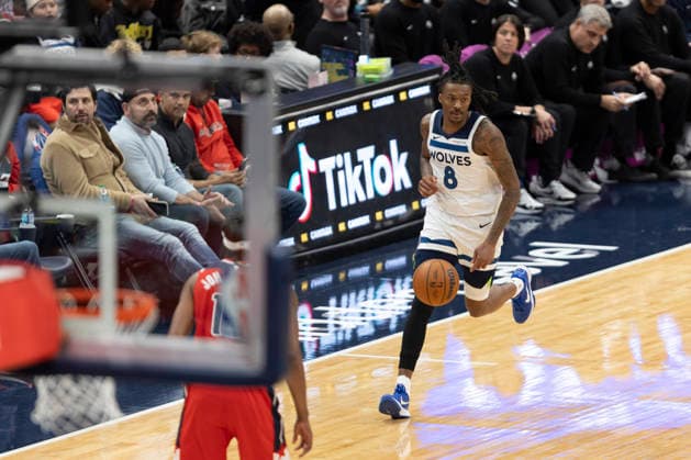 WASHINGTON, DC - JANUARY 04: Minnesota Timberwolves guard Bones Hyland (8) dribbles up the court during a game between Minnesota Timberwolves and Washington Wizards on January 4, 2026 at the Capital One Arena in Washington, DC. (Photo by Charles Brock Icon Sportswire) NBA, Basketball Herren, USA JAN 04 Minnesota Timberwolves at Washington Wizards EDITORIAL USE ONLY Icon260104019