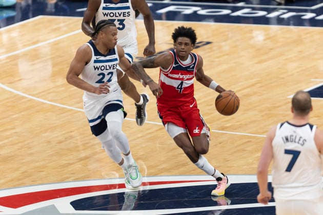 WASHINGTON, DC - JANUARY 04: Washington Wizards guard AJ Johnson (4) dribbles upcourt while being guarded by Minnesota Timberwolves forward Leonard Miller (33) during a game between Minnesota Timberwolves and Washington Wizards on January 4, 2026 at the Capital One Arena in Washington, DC. (Photo by Charles Brock Icon Sportswire) NBA, Basketball Herren, USA JAN 04 Minnesota Timberwolves at Washington Wizards EDITORIAL USE ONLY Icon260104037