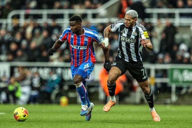 Premier League Newcastle United v Crystal Palace Marc Guehi of Crystal Palace and Joelinton of Newcastle United battle for the ball during the Premier League match Newcastle United vs Crystal Palace at St. James s Park, Newcastle, United Kingdom, 4th January 2026 (Photo by Alfie Cosgrove News Images) Newcastle St. James s Park Tyne and Wear United Kingdom Copyright: xAlfiexCosgrove NewsxImagesx