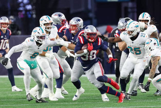 FOXBOROUGH, MA - JANUARY 04: Rhamondre Stevenson 38 of the New England Patriots breaks through the line during a game between the New England Patriots and the Miami Dolphins on January 4, 2026, at Gillette Stadium in Foxborough, Massachusetts. (Photo by Fred Kfoury III Icon Sportswire) NFL, American Football Herren, USA JAN 04 Dolphins at Patriots EDITORIAL USE ONLY Icon482260104002