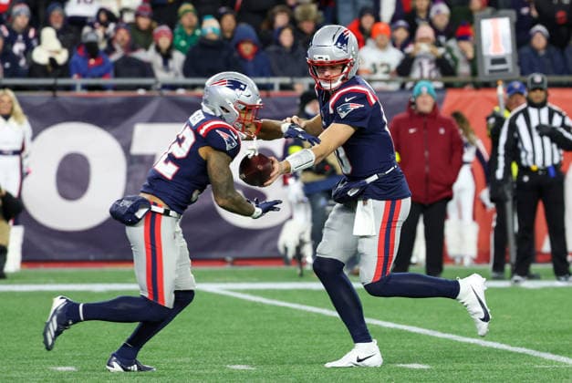FOXBOROUGH, MA - JANUARY 04: Treveyon Henderson 32 of the New England Patriots takes the ball from Drake Maye 10 of the New England Patriots during a game between the New England Patriots and the Miami Dolphins on January 4, 2026, at Gillette Stadium in Foxborough, Massachusetts. (Photo by Fred Kfoury III Icon Sportswire) NFL, American Football Herren, USA JAN 04 Dolphins at Patriots EDITORIAL USE ONLY Icon482260104015