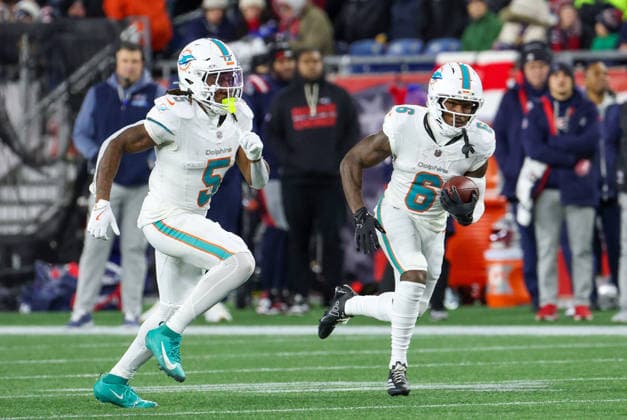 FOXBOROUGH, MA - JANUARY 04: Malik Washington 6 of the Miami Dolphins carries during a game between the New England Patriots and the Miami Dolphins on January 4, 2026, at Gillette Stadium in Foxborough, Massachusetts. (Photo by Fred Kfoury III Icon Sportswire) NFL, American Football Herren, USA JAN 04 Dolphins at Patriots EDITORIAL USE ONLY Icon482260104030