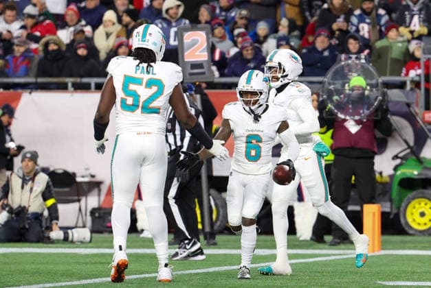 FOXBOROUGH, MA - JANUARY 04: Malik Washington 6 of the Miami Dolphins accepts congratulations after scoring during a game between the New England Patriots and the Miami Dolphins on January 4, 2026, at Gillette Stadium in Foxborough, Massachusetts. (Photo by Fred Kfoury III Icon Sportswire) NFL, American Football Herren, USA JAN 04 Dolphins at Patriots EDITORIAL USE ONLY Icon482260104031