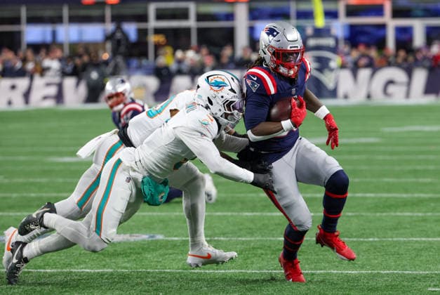 FOXBOROUGH, MA - JANUARY 04: Rhamondre Stevenson 38 of the New England Patriots gets outside during a game between the New England Patriots and the Miami Dolphins on January 4, 2026, at Gillette Stadium in Foxborough, Massachusetts. (Photo by Fred Kfoury III Icon Sportswire) NFL, American Football Herren, USA JAN 04 Dolphins at Patriots EDITORIAL USE ONLY Icon482260104039
