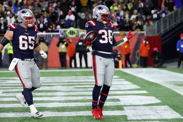 FOXBOROUGH, MA - JANUARY 04: Rhamondre Stevenson 38 of the New England Patriots celebrates a touchdown during a game between the New England Patriots and the Miami Dolphins on January 4, 2026, at Gillette Stadium in Foxborough, Massachusetts. (Photo by Fred Kfoury III Icon Sportswire) NFL, American Football Herren, USA JAN 04 Dolphins at Patriots EDITORIAL USE ONLY Icon482260104045