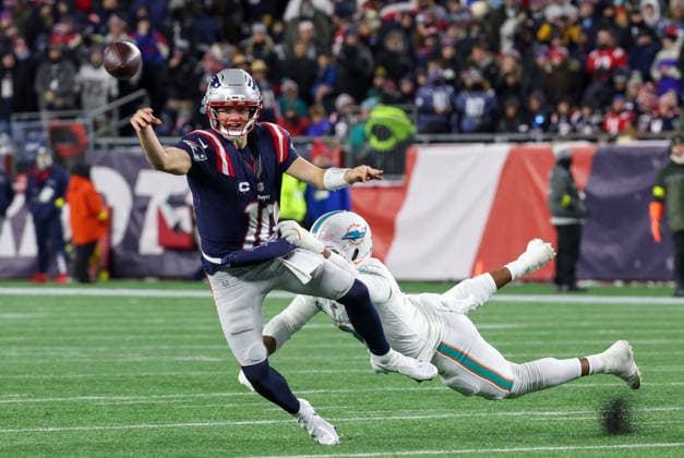 FOXBOROUGH, MA - JANUARY 04: Drake Maye 10 of the New England Patriots avoids a sack and throws a pass during a game between the New England Patriots and the Miami Dolphins on January 4, 2026, at Gillette Stadium in Foxborough, Massachusetts. (Photo by Fred Kfoury III Icon Sportswire) NFL, American Football Herren, USA JAN 04 Dolphins at Patriots EDITORIAL USE ONLY Icon482260104047