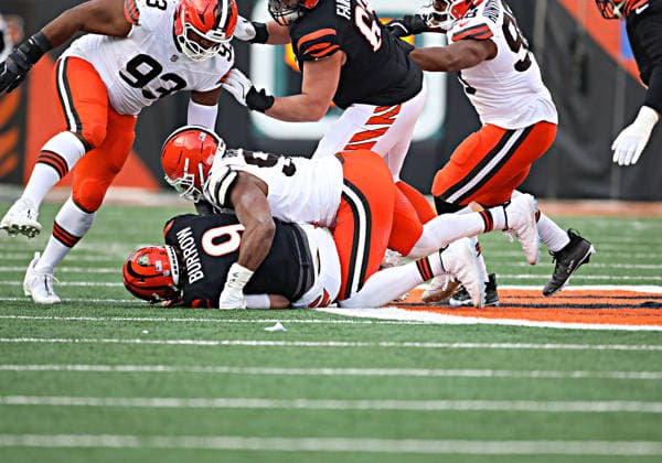 CINCINNATI, OH - JANUARY 04: Defensive end Myles Garrett 95 of the Cleveland Browns sacks Quarterback Joe Burrow 9 of the Cincinnati Bengals to set the NFL, American Football Herren, USA Ä™s single-season sack record in a game between the Cleveland Browns and the Cincinnati Bengals on January 4, 2026, at Paycor Stadium in Cincinnati, OH. (Photo by Jeff Moreland Icon Sportswire) NFL: JAN 04 Browns at Bengals EDITORIAL USE ONLY Icon168260104014
