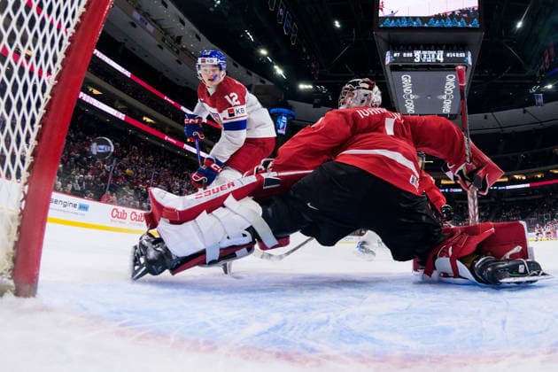 260104 Maxmilian Curran of Czech Republic challenges goaltender Jack Ivankovic of Canada during the 2026 IIHF World Junior Championship semifinal game between Canada and Czech Republic on January 4, 2026 in Saint Paul. Photo: Joel Marklund BILDBYRAN kod JM JM0772 bbeng ishockey Ice hockey, Eishockey jvm junior-vm u20 2026 iihf world junior championship world juniors semifinal canada kanada tjeckien czech republic czechia Copyright: JOELxMARKLUND BB260104JM164