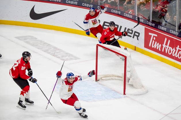 January 4, 2026, St. Paul, Mn, USA: Czechia s Vojtech Cihar (15) celebrates his goal on an empty net with teammate Adam Novotny (24) while Canada s Porter Martone (22) and Tij Iginla (11) look on during third period semifinal IIHF World Junior Hockey Championship action, in St. Paul, Minn., on Sunday, January 4, 2026. Canada News - January 4, 2026  - ZUMAc35_ 20260104_zaf_c35_056 Copyright: xChristopherxKatsarovx