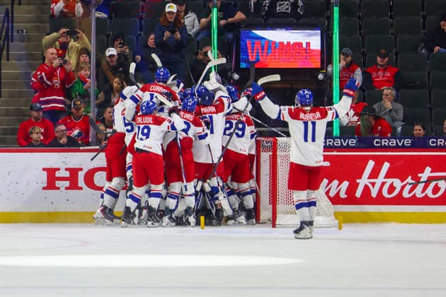 January 4, 2026, St. Paul, Minnesota, United States: Czechia players celebrate together in front of the glass after winning the game. Canada and Czechia faced off in the Semifinal round of the IIHF World Junior Championship on January 4th. Czechia was victorious 6-4. St. Paul United States - ZUMAt166 20260104_zsp_t166_094 Copyright: xMichaelxTurnerx