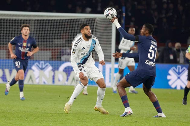 French League One - PSG vs PFC PSG’s Willian Pacho battles PFC’s Willem Geubbels during the 2025-26 French soccer League One game, PSG vs PFC In Parc des Princes Stadium, Paris, France on January 4th 2026. Photo by Henri Szwarc ABACAPRESS.COM Paris France  Copyright: xSzwarcxHenri ABACAx