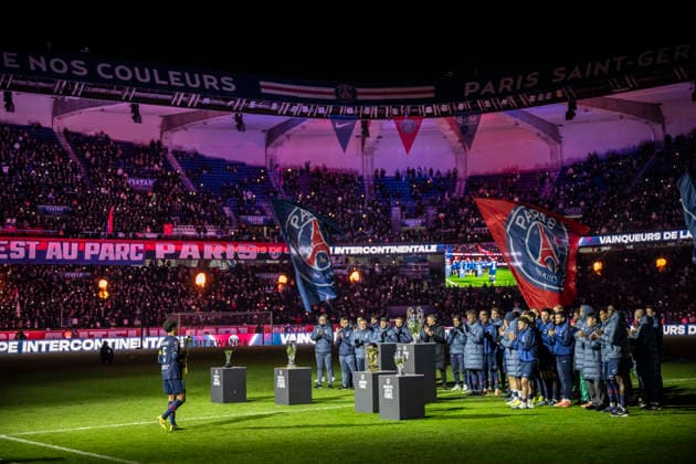French League One - PSG vs PFC Paris Saint-Germain s Brazilian defender and captain 05 Marquinhos lifts the FIFA Intercontinental Cup alongside teammates and coaching staff during a presentation of PSG s trophies at the end of the French L1 football match between Paris Saint-Germain (PSG) and Paris FC at the Parc des Princes stadium in Paris on January 4, 2026. Photo by Eliot Blondet ABACAPRES.COM PAris France France  Copyright: xBlondetxEliot ABACAx