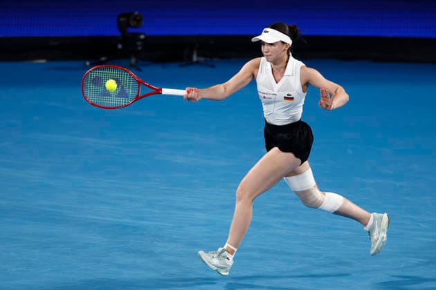 TENNIS UNITED CUP SYDNEY, Eva Lys of Team Germany plays a forehand in her Group F singles match against Iga Swiatek of team Poland during day four of the 2026 United Cup at Ken Rosewall Arena in Sydney, Monday, January 5, 2026. ( NO ARCHIVING, EDITORIAL USE ONLY SYDNEY NEW SOUTH WALES AUSTRALIA  Copyright: xMARKxEVANSx 20260105157783241040