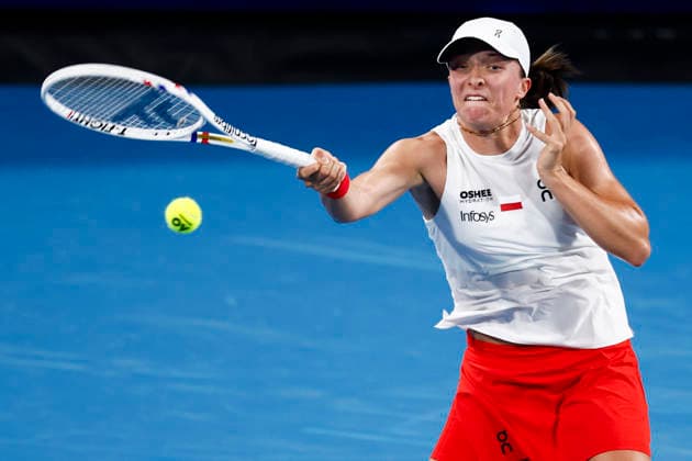 TENNIS UNITED CUP SYDNEY, Iga Swiatek of team Poland plays a forehand in her Group F singles match against Eva Lys of Team Germany during day four of the 2026 United Cup at Ken Rosewall Arena in Sydney, Monday, January 5, 2026. ( NO ARCHIVING, EDITORIAL USE ONLY SYDNEY NEW SOUTH WALES AUSTRALIA  Copyright: xMARKxEVANSx 20260105118351846950
